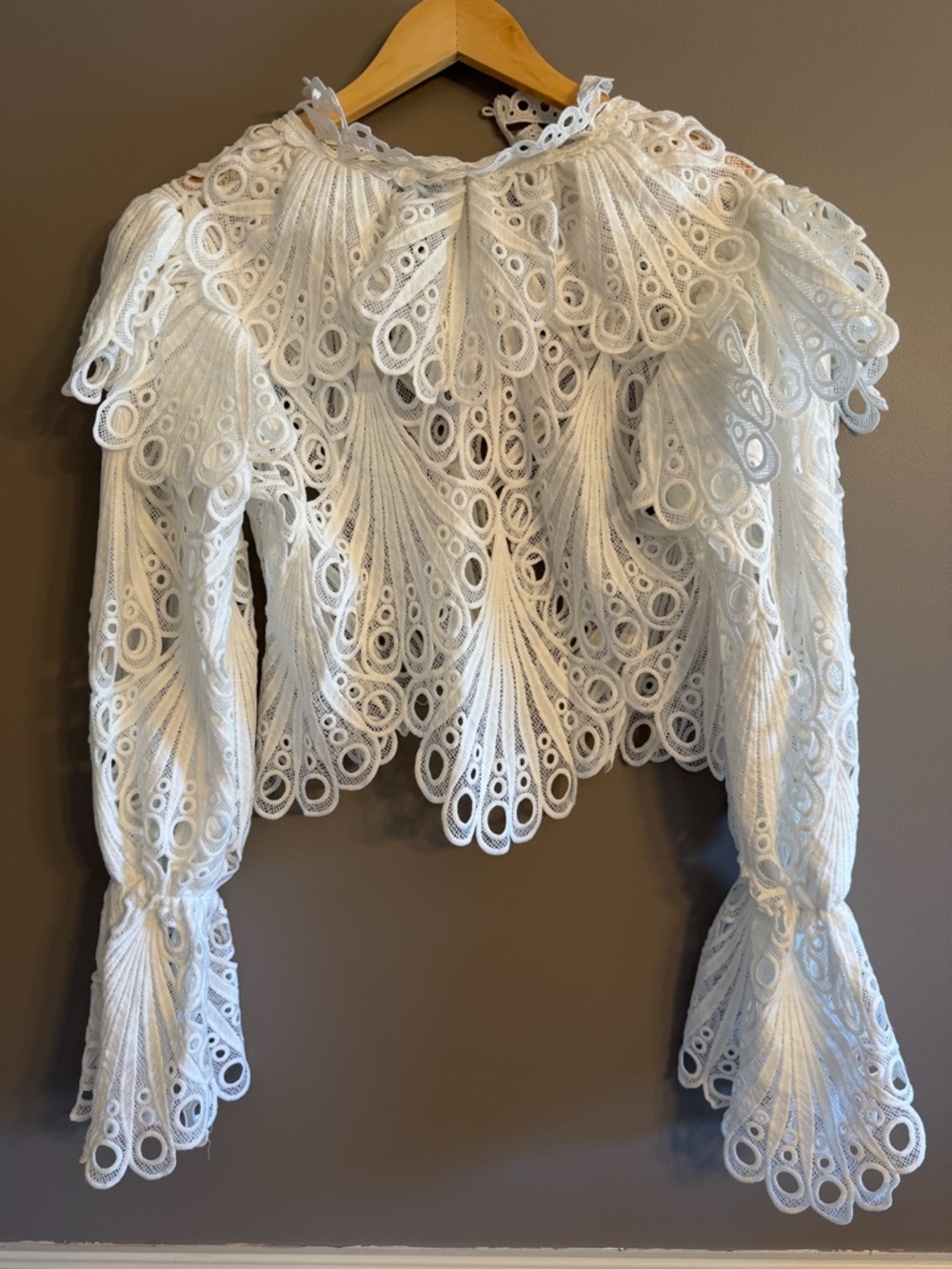 AKIRA White Guipure Lace Peacock Fan Cropped Jacket Bell Sleeve Blouse NWOT M - Picture 2 of 9